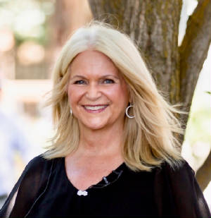 WeddingVickyHeadshot08132022.jpg